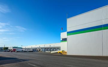 Exterior photo of Lineage's Tacoma facility loading dock