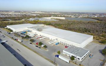 Aerial photo of Lineage's San Antonio - AT&T Parkway facility