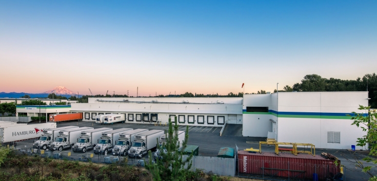 Exterior photo of Lineage's Tacoma facility at dusk with Mt. Rainier in the background
