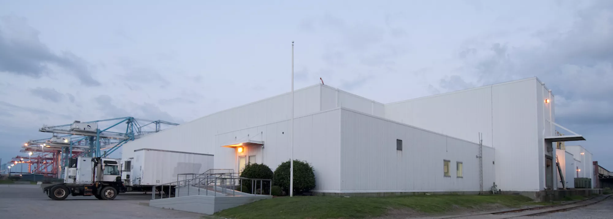 Exterior photo of Lineage's facility in Norfolk, Virginia