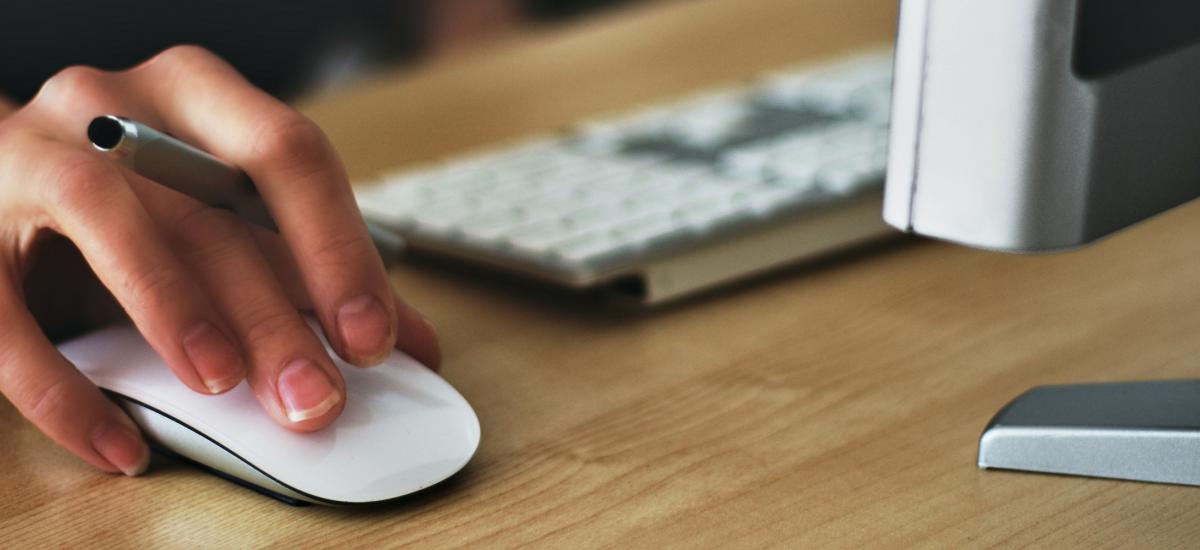 Person about o click using a computer mouse