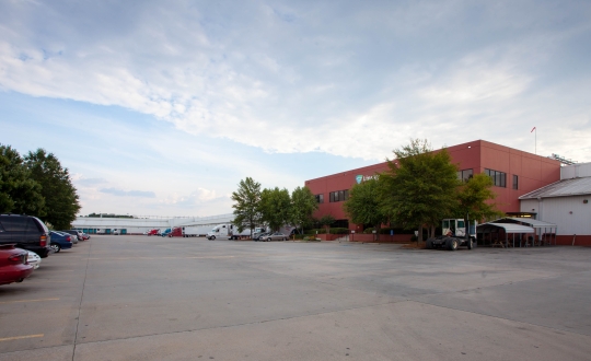 Exterior photo of Lineage's McDonough facility